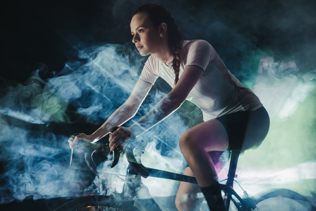 Trainen op hartslag: testen in het lab op een fietstrainer door een vrouwelijke wielrenner.