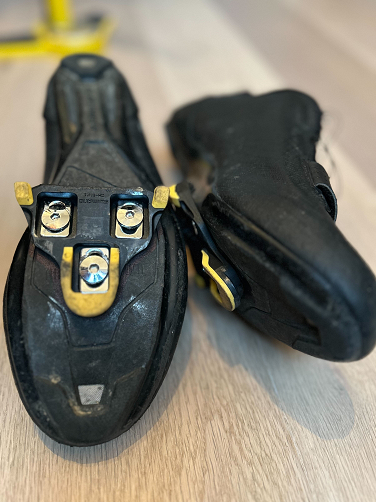 Gele Shimano SPD-SL schoenplaatjes op wielrenschoenen van Bontrager gemonteerd