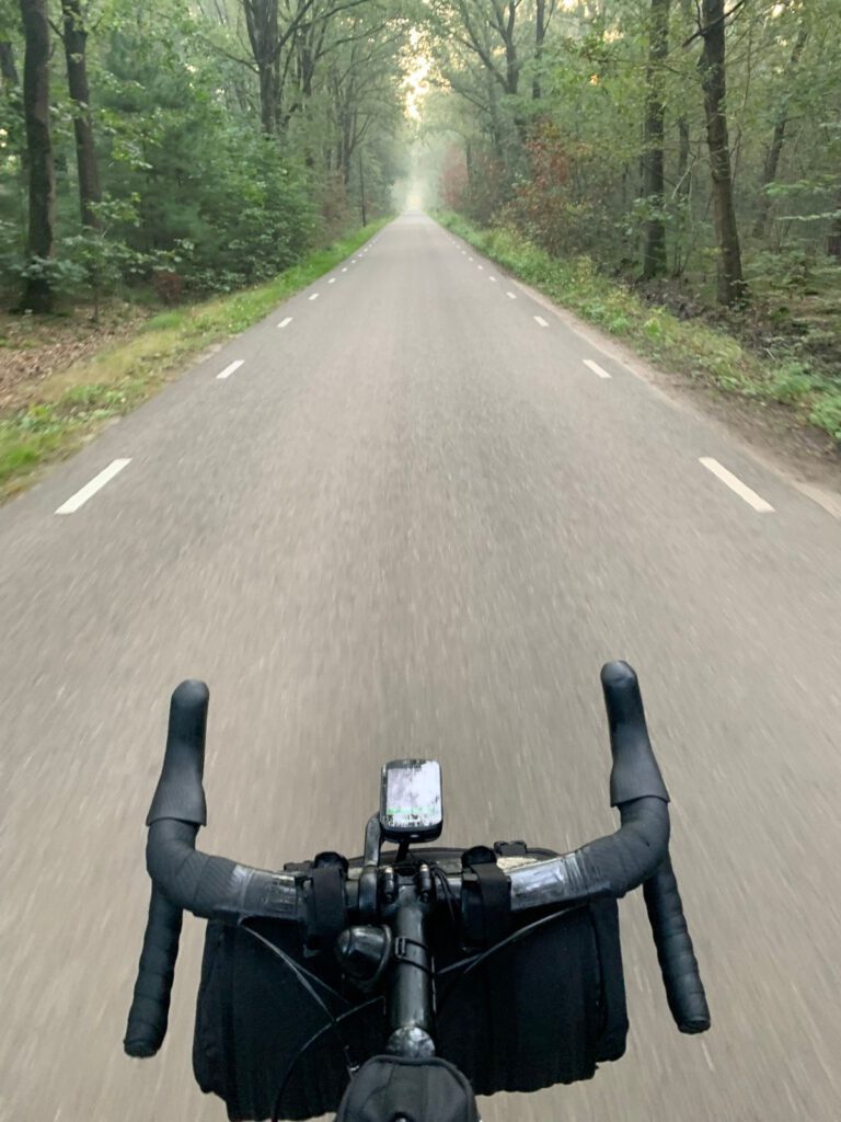 Racefiets stuur met bikepacking tas tijdens het behalen van een van mijn leuke fietsdoelen: 5 dagen bikepacken