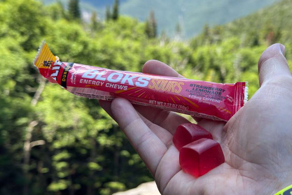 clif bloks in hand met natuur op de achtergrond