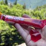 clif bloks in hand met natuur op de achtergrond